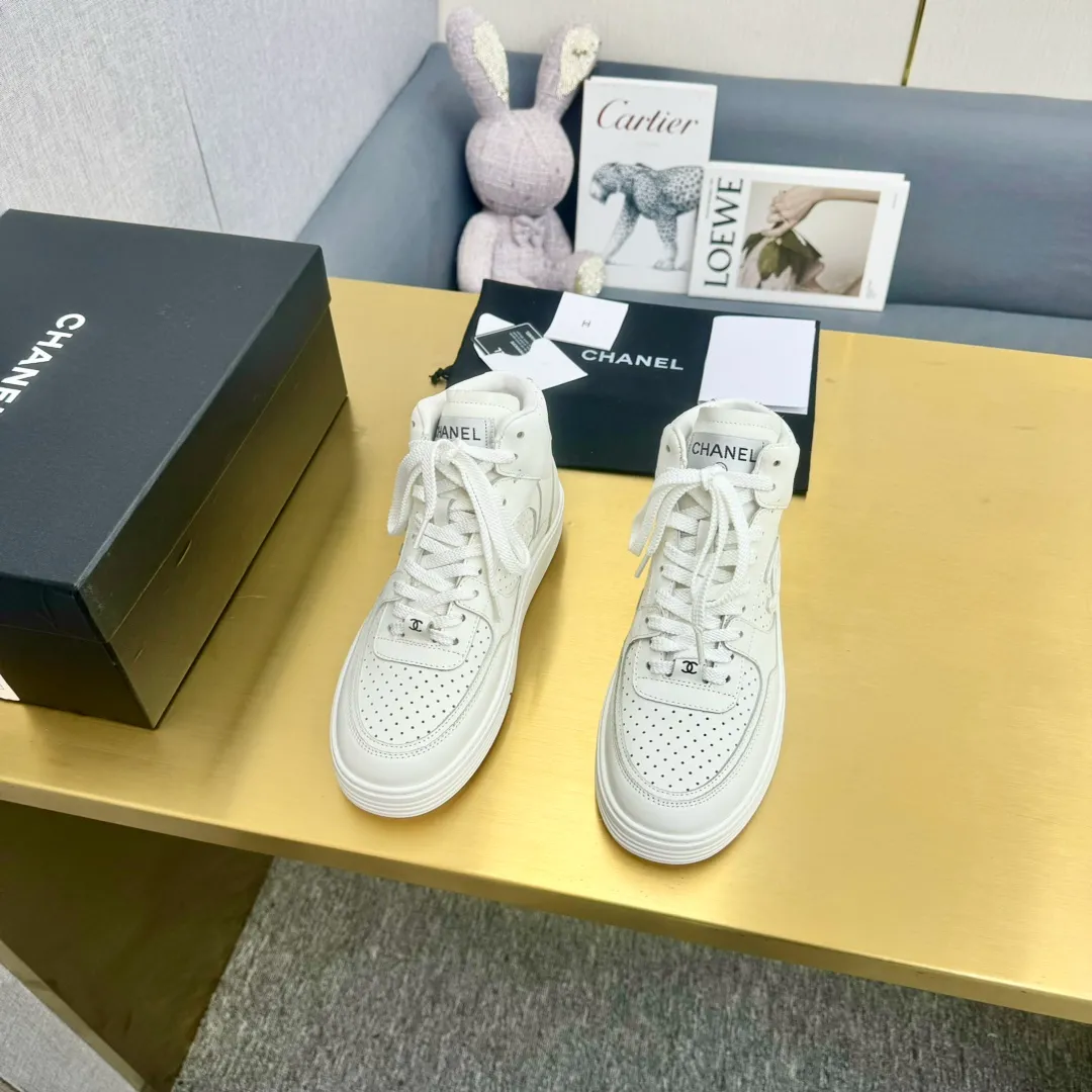 👟👟Ex-factory price 680👟👟 Top version oil edge craftsmanship, original order quality! 35-45 Couple Model Chanel Chanel 24C Early Spring Vacation Series Xiaoxiang Metal Casual Sports Shoes Gold Panda Shoes The latest foreign catwalk series Chanel Chanel 2023 early spring series is held in the second smallest country in the world. The series is inspired by Monaco's international seaside lifestyle, from the F1 racing track to the beach pool, from the casino to the tennis court, creating a diverse and unique new series of racing driver's helmets, one-piece suits and other elements that have been reinterpreted to be more fashionable. Exquisite packaging at the delivery counter🛍📦 ▪️Fabric: Original calfskin ▪️Lining: Original custom imported cowhide ▪️Sole: Original TPU outsole ▪️Size: Women's 35-45